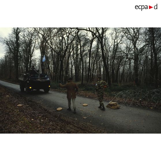 Véhicule de l'avant blindé (VAB) du 1er régiment d'infanterie de marine (1er RIMa) s'exerçant à passer un point de contrôle bosniaque miné reconstitué à d'Angoulême avant le départ pour la FORPRONU en Bosnie.