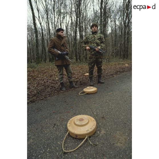 Faux militaires bosniaques armés près de mines antichar lors d'un exercice de passage de point de contrôle du 1er régiment d'infanterie de marine (1er RIMa) à Angoulême avant de rejoindre la FORPRONU en Bosnie.