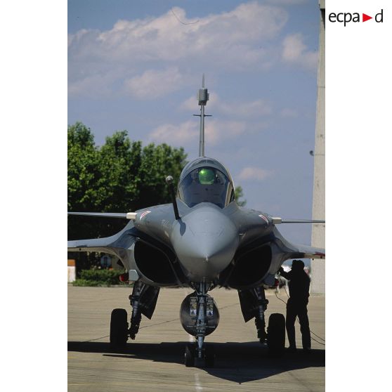 Mécanicien sous l'aile du Rafale B01 à Istres.