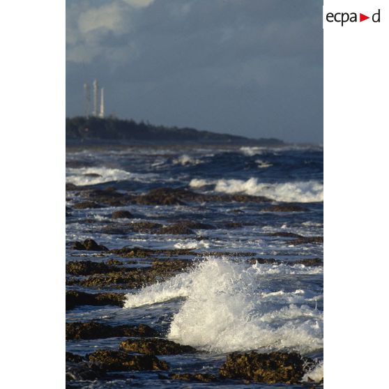 Barrière de corail, vague et écume à Moruroa. [Description en cours]