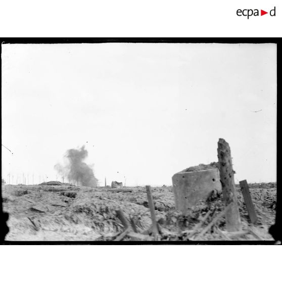 The Battle of Flanders, a scene of disolation, note the German "Pill Box" which proved of little avail to them against the british advance. [légende d'origine]