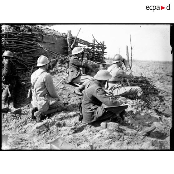 The Battle of Flanders, French and British artillery observers watching and directing the fire of their batteries. [légende d'origine]