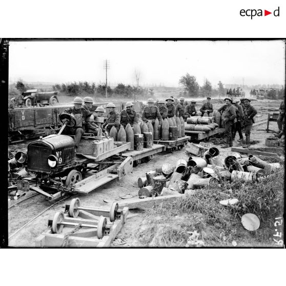 The Battle of Flanders, British ammunition being taken up to the guns over ground newly captured. [légende d'origine]