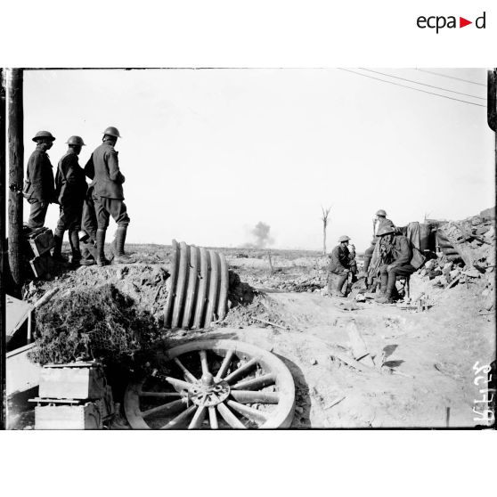 The Battle of Flanders, British soldiers watching huns trying to find a railway track.<br> [légende d'origine]