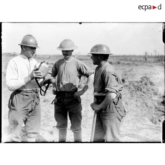 The Battle of Flanders, a French soldier gives red wine to some thristy Tommies. They are the best of friends after three years common fighting.<br> [légende d'origine]