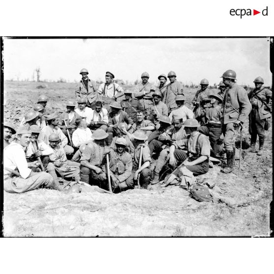 The Battle of Flanders, Poilus and Tommies resting for a brief space over ground taken recently from the ennemy. After three  years efforts against the common fight, they remain stanch friends. [légende d'origine]