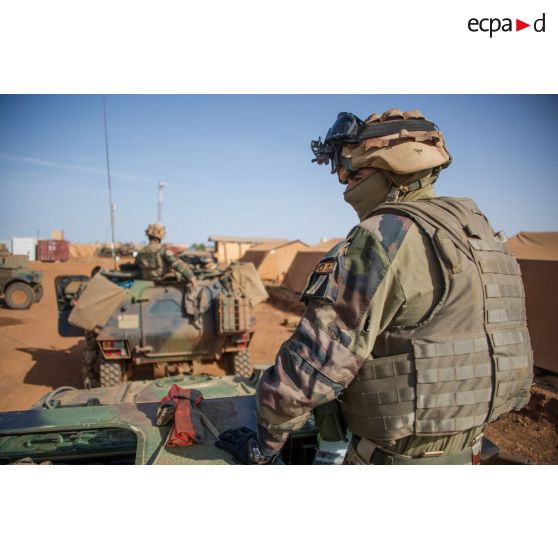 Monté à bord d'un VBL, un sergent de la compagnie Azur attend le départ du peloton depuis le camp français en direction de la gendarmerie de Gao, pour une mission de patrouille mixte avec les forces maliennes.