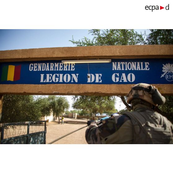 Arrivée du peloton de la compagnie Azur aux portes de la caserne de la gendarmerie de Gao, pour une mission de patrouille mixte avec les forces maliennes.