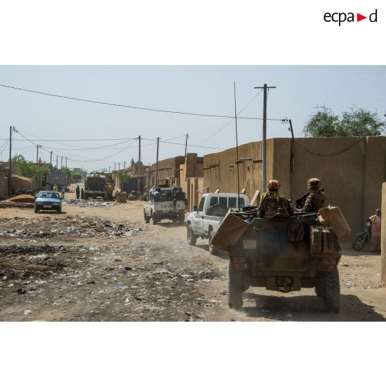 Montés à bord d'un VBL, les soldats de la compagnie Azur appuient les gendarmes maliens, lors d'une patrouille mixte dans les rues de Gao.