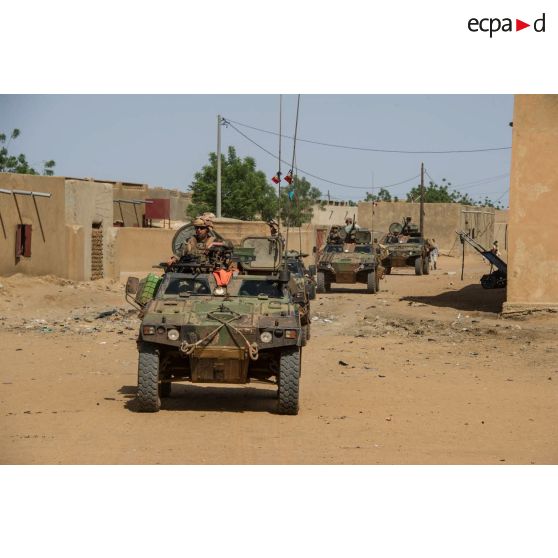 Montés à bord d'un VBL, les soldats de la compagnie Azur appuient les gendarmes maliens, lors d'une patrouille mixte dans les rues de Gao.