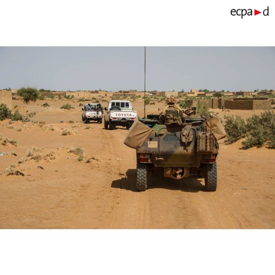 Montés à bord d'un VBL, les soldats de la compagnie Azur appuient les gendarmes maliens, lors d'une patrouille mixte dans les rues de Gao.