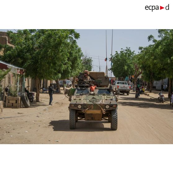 Montés à bord d'un VBL, les soldats de la compagnie Azur appuient les gendarmes maliens, lors d'une patrouille mixte dans les rues de Gao.