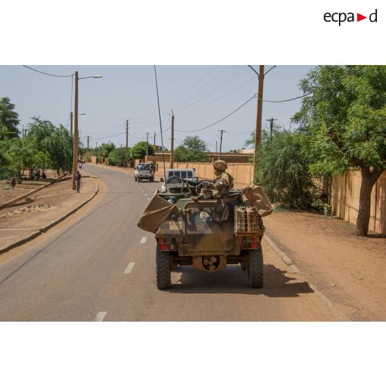 Montés à bord d'un VBL, les soldats de la compagnie Azur appuient les gendarmes maliens, lors d'une patrouille mixte dans les rues de Gao.