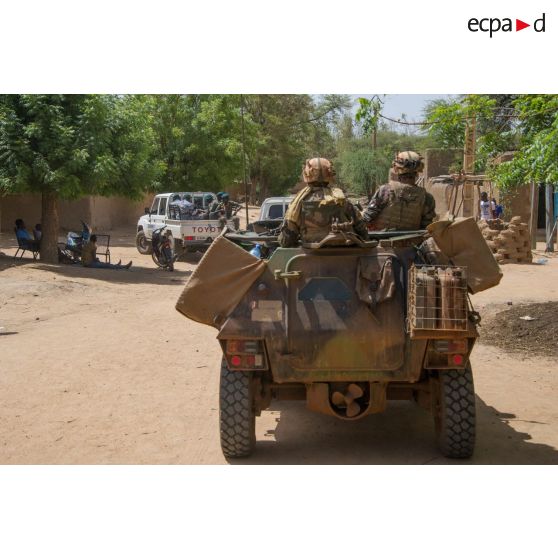 Montés à bord d'un VBL, les soldats de la compagnie Azur appuient les gendarmes maliens, lors d'une patrouille mixte dans les rues de Gao.