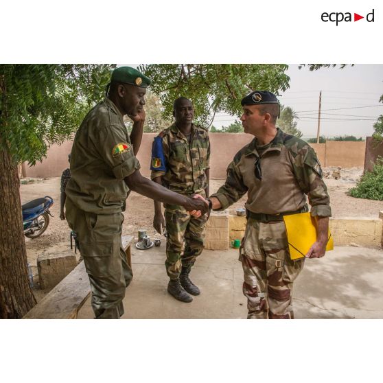 Le lieutenant-colonel Courtot de la brigade franco-allemande, agissant comme détaché de liaison de la force Barkhane, salue un officier des FAMa (forces armées maliennes) lors d'une réunion de coopération d'actions communes au sein de la caserne de la gendarmerie de Gao.