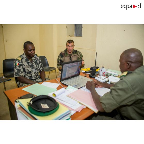 Le lieutenant-colonel Courtot de la brigade franco-allemande, agissant comme détaché de liaison de la force Barkhane, s'entretient avec le chef de corps des FAMa (forces armées maliennes) à Gao, lors d'une réunion de coopération d'actions communes.