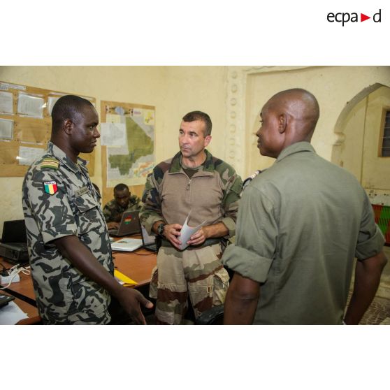 Le lieutenant-colonel Courtot de la brigade franco-allemande, agissant comme détaché de liaison de la force Barkhane, s'entretient avec des officiers supérieurs des FAMa (forces armées maliennes) lors d'une réunion de coopération d'actions communes au sein de la caserne de Gao.