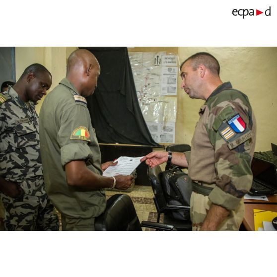 Le lieutenant-colonel Courtot de la brigade franco-allemande, agissant comme détaché de liaison de la force Barkhane, s'entretient avec des officiers supérieurs des FAMa (forces armées maliennes) lors d'une réunion de coopération d'actions communes au sein de la caserne de Gao.