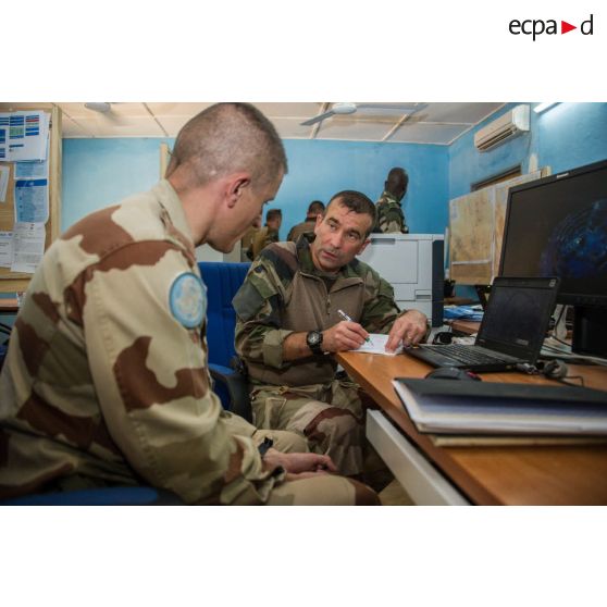 Le lieutenant-colonel Courtot de la brigade franco-allemande, agissant comme détaché de liaison de la force Barkhane, s'entretient avec un capitaine français des casques bleus de la MINUSMA (mission multidimensionnelle des Nations Unies pour la stabilisation au Mali), lors d'une réunion de coopération d'actions communes au sein des quartiers de l'ONU de la caserne de Gao.