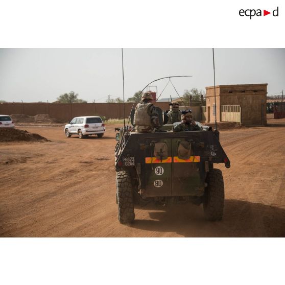 Montés à bord d'un VAB, des soldats escortent la délégation du général de brigade François de Lapresle, représentant militaire de la force Barkhane au Mali, lors de sa visite à Gao.