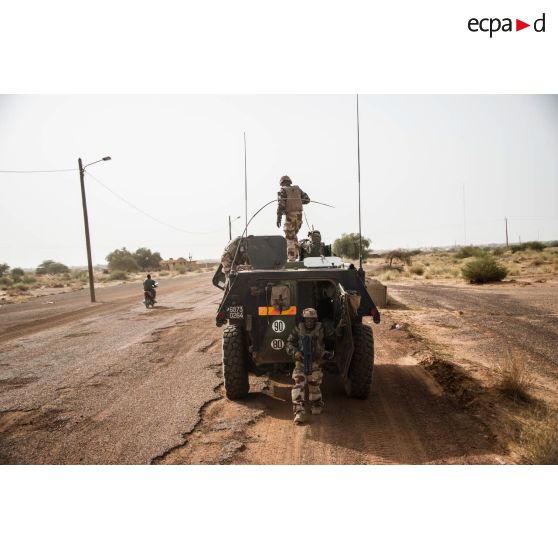 Montés à bord d'un VAB, des soldats escortent la délégation du général de brigade François de Lapresle, représentant militaire de la force Barkhane au Mali, lors de sa visite à Gao.