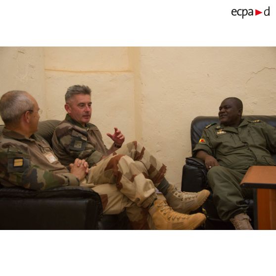 Le général de brigade François de Lapresle, représentant militaire de la force Barkhane au Mali, s'entretient avec le colonel Maiba des FAMa (forces armées maliennes), en compagnie du colonel Jean-Michel Luccitti, représentant du commandant de la force à Gao, lors de sa visite au sein de la caserne malienne.