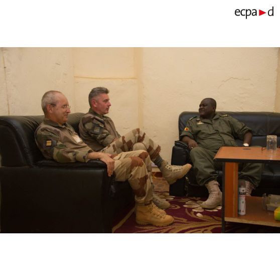 Le général de brigade François de Lapresle, représentant militaire de la force Barkhane au Mali, s'entretient avec le colonel Maiba des FAMa (forces armées maliennes), en compagnie du colonel Jean-Michel Luccitti, représentant du commandant de la force à Gao, lors de sa visite au sein de la caserne malienne.