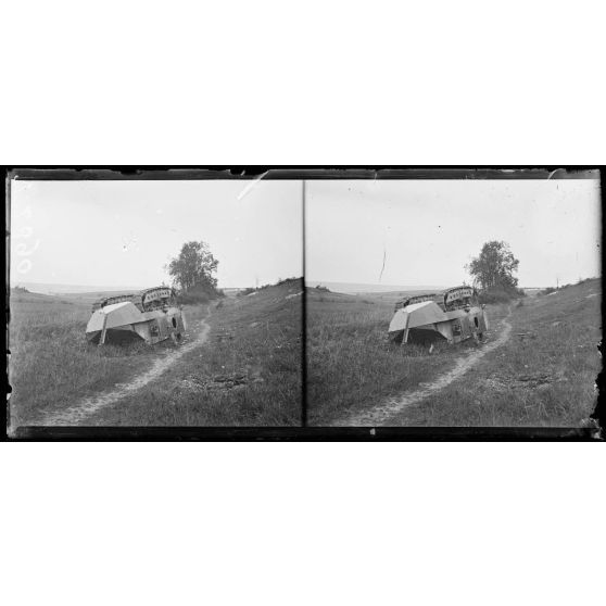 Entre le bois Sénécat et le bois en L, Somme, char d'assaut Schneider culbuté. [légende d'origine]