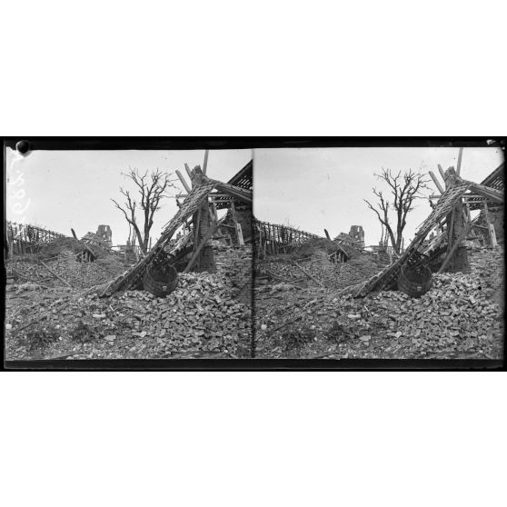 Rouvrel, Somme, maisons en ruines. Au fond, l'église. [légende d'origine]