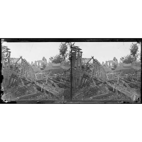 Rouvrel, Somme, l'église et maisons en ruines. [légende d'origine]