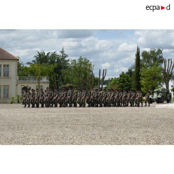 Défilé des marsouins du régiment d'infanterie - chars de marine (RICM) pour une cérémonie sur la place d'armes de la caserne à Poitiers.