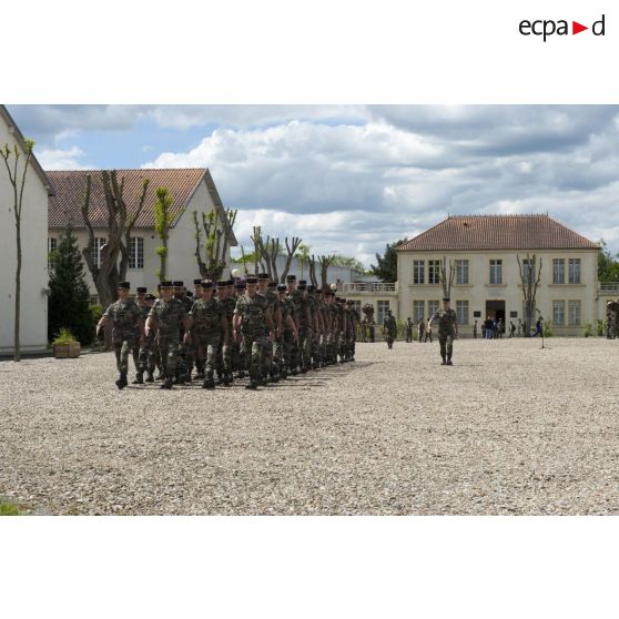 Défilé des marsouins du régiment d'infanterie - chars de marine (RICM) pour une cérémonie sur la place d'armes de la caserne à Poitiers.