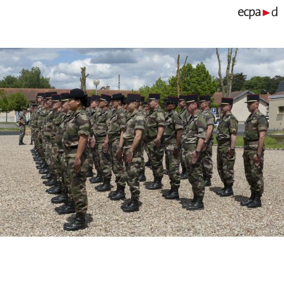 Rassemblement des marsouins du régiment d'infanterie - chars de marine (RICM) pour une cérémonie sur la place d'armes de la caserne à Poitiers.