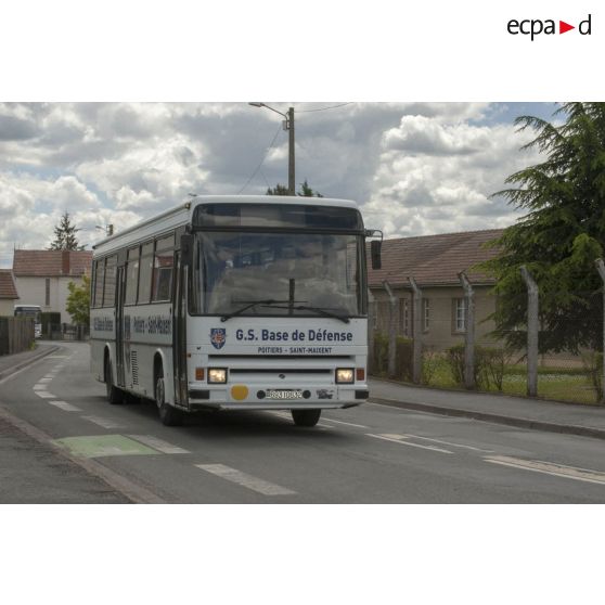 Arrivée d'un car convoyant les marsouins du régiment d'infanterie - chars de marine (RICM) de retour dans leur caserne à Poitiers.