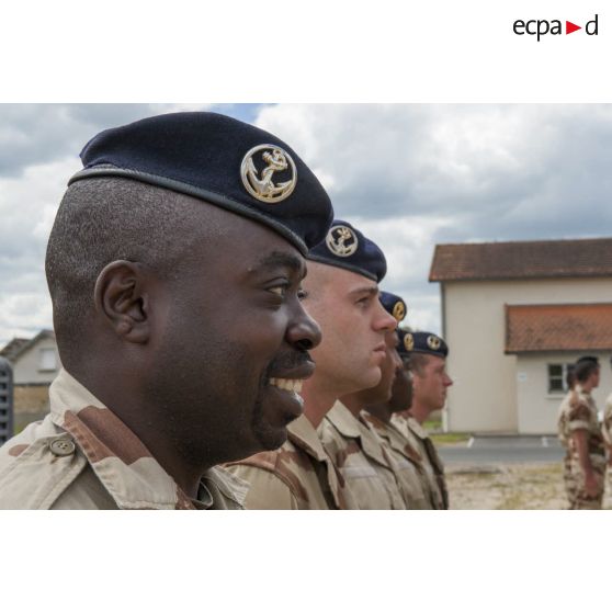 Rassemblement des marsouins du régiment d'infanterie - chars de marine (RICM) pour une cérémonie sur la place d'armes de la caserne à Poitiers.