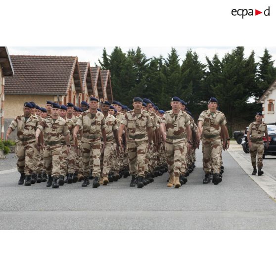 Défilé des marsouins du régiment d'infanterie - chars de marine (RICM) pour une cérémonie sur la place d'armes de la caserne à Poitiers.