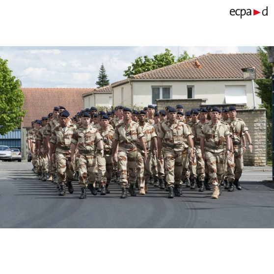 Défilé des marsouins du régiment d'infanterie - chars de marine (RICM) pour une cérémonie sur la place d'armes de la caserne à Poitiers.