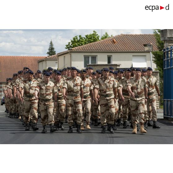 Défilé des marsouins du régiment d'infanterie - chars de marine (RICM) pour une cérémonie sur la place d'armes de la caserne à Poitiers.