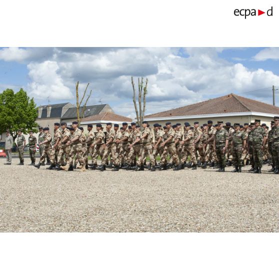 Défilé des marsouins du régiment d'infanterie - chars de marine (RICM) pour une cérémonie sur la place d'armes de la caserne à Poitiers.