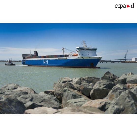 Arrivée du cargo roulier MN Pélican escorté par le remorqueur VB Oléron dans le port de la Pallice, à La Rochelle.