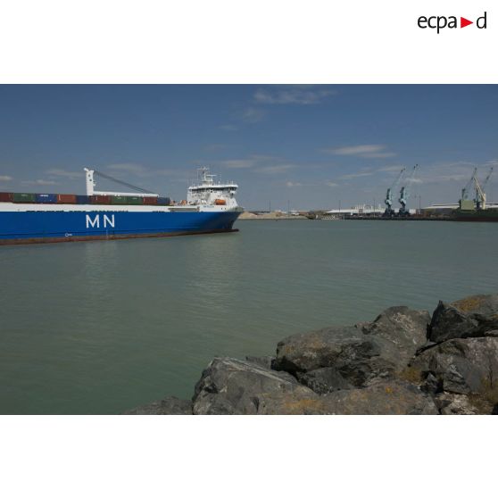 Arrivée du cargo roulier MN Pélican dans le port de la Pallice, à La Rochelle.