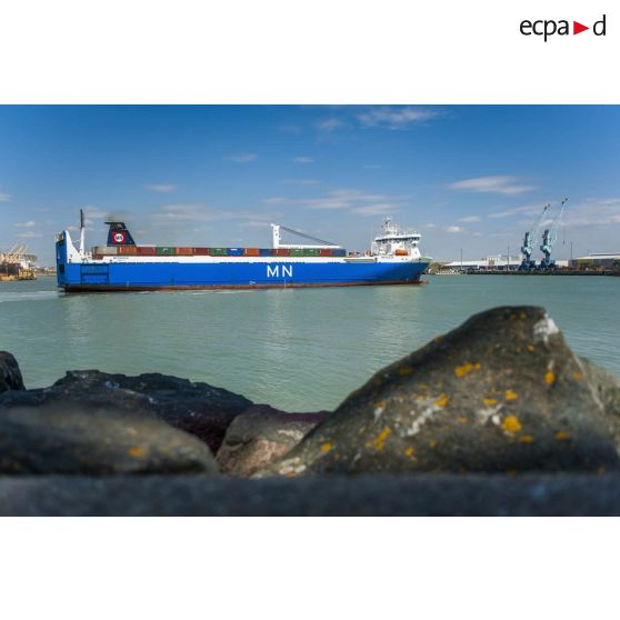 Arrivée du cargo roulier MN Pélican dans le port de la Pallice, à La Rochelle.