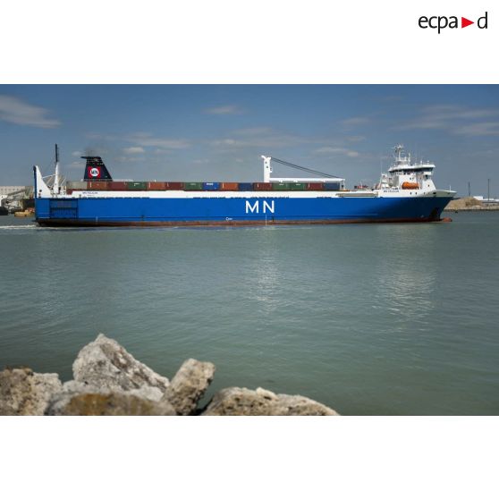 Arrivée du cargo roulier MN Pélican dans le port de la Pallice, à La Rochelle.