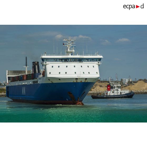 Arrivée du cargo roulier MN Pélican escorté par le remorqueur VB Oléron dans le port de la Pallice, à La Rochelle.