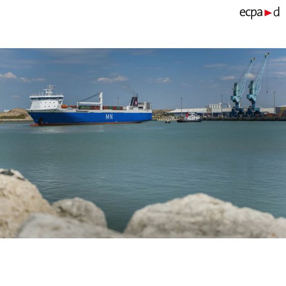 Arrivée du cargo roulier MN Pélican dans le port de la Pallice, à La Rochelle.