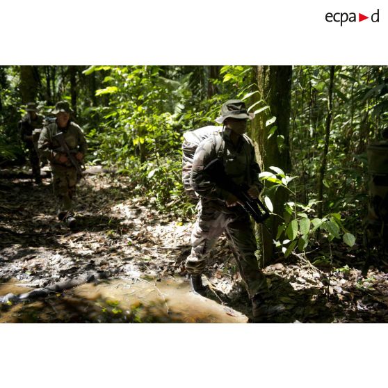 Un marsouin du 9e régiment d'infanterie de marine (9e RIMa) patrouille dans la crique de Sparouine, en Guyane française.