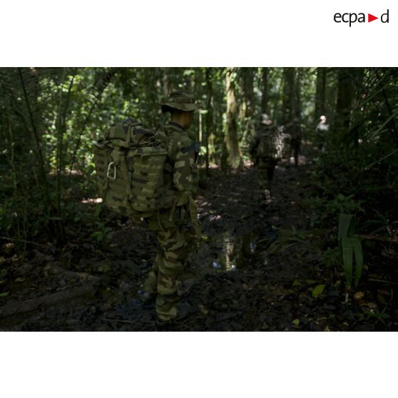 Des marsouins du 9e régiment d'infanterie de marine (9e RIMa) patrouillent dans la crique de Sparouine, en Guyane française.