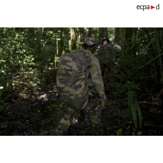 Des marsouins du 9e régiment d'infanterie de marine (9e RIMa) patrouillent dans la crique de Sparouine, en Guyane française.