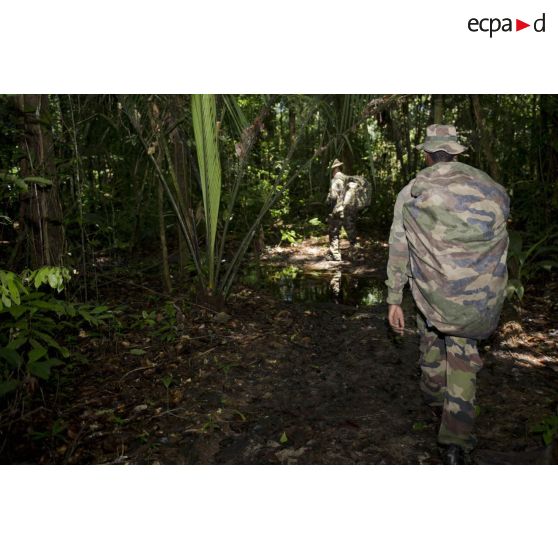 Des marsouins du 9e régiment d'infanterie de marine (9e RIMa) patrouillent dans la crique de Sparouine, en Guyane française.