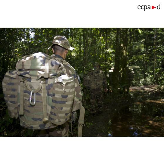 Des marsouins du 9e régiment d'infanterie de marine (9e RIMa) patrouillent dans la crique de Sparouine, en Guyane française.